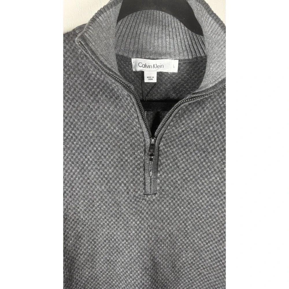 Calvin Klein Men's Large Gray Quarter‑Zip Pullover – Long Sleeve, Modern Minimal